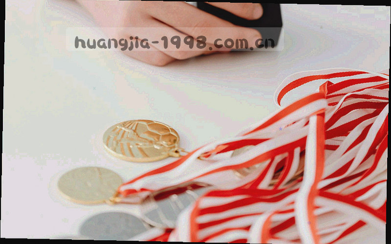 皇家国际汇沟通准备示意，深色纸面上以刻度标注分类与桌面等级